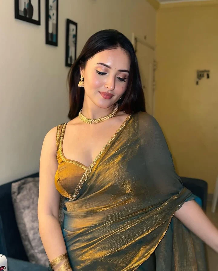 PREMIUM SOFT FENDI CHIFFON TWO TONE SAREE WITH BEADS HAND PIPE WORK - Image 2