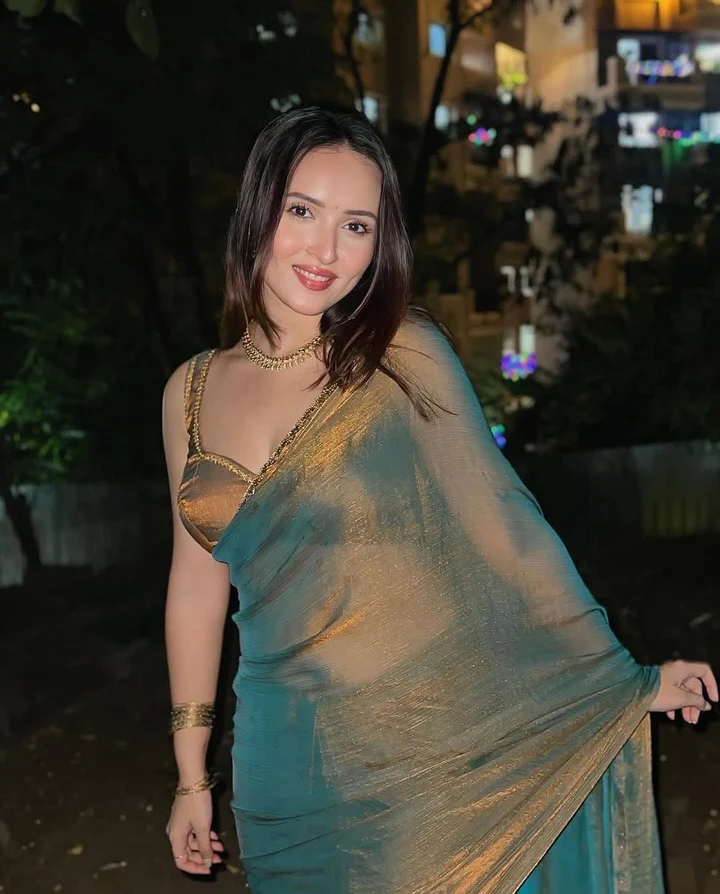 PREMIUM SOFT FENDI CHIFFON TWO TONE SAREE WITH BEADS HAND PIPE WORK - Image 3