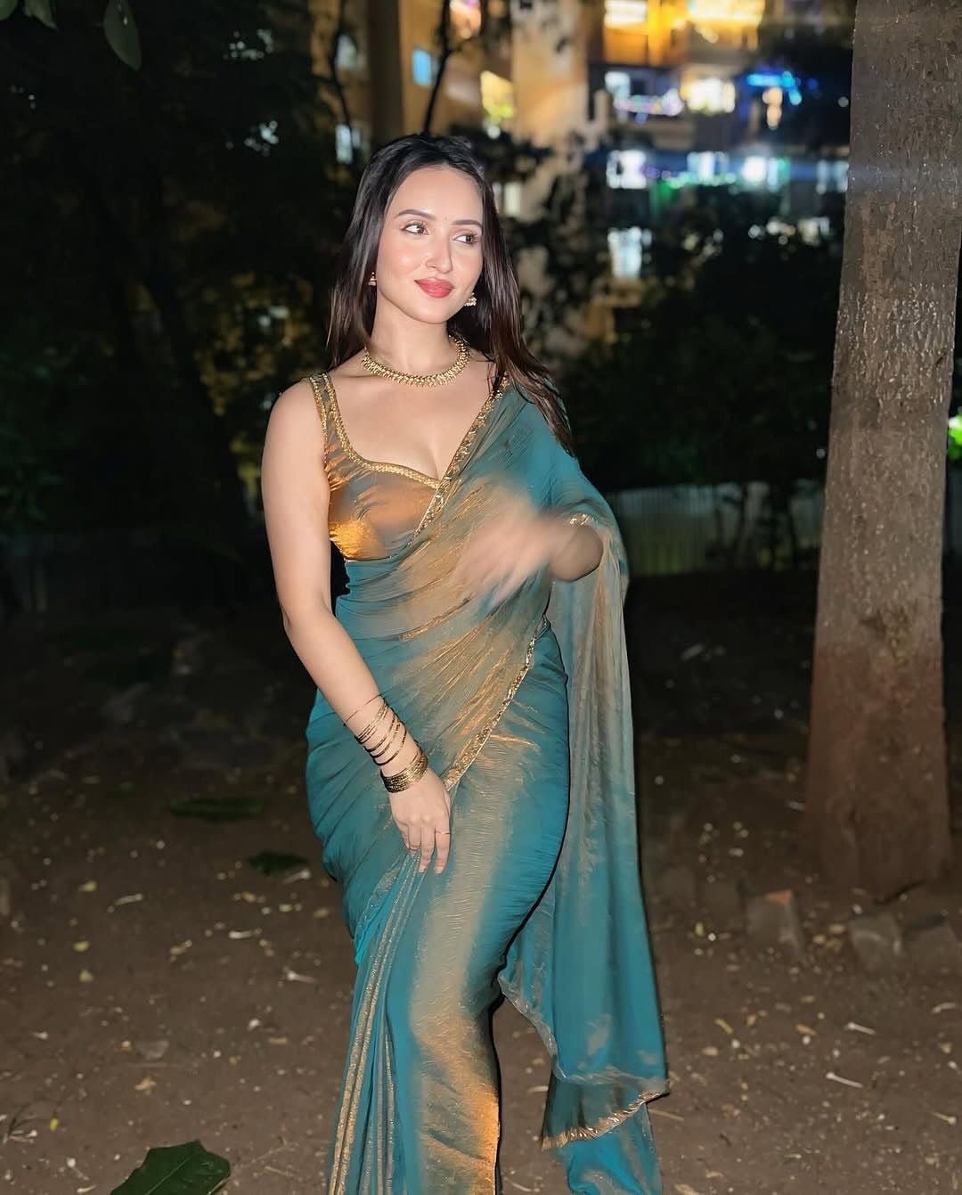 PREMIUM SOFT FENDI CHIFFON TWO TONE SAREE WITH BEADS HAND PIPE WORK - Image 2